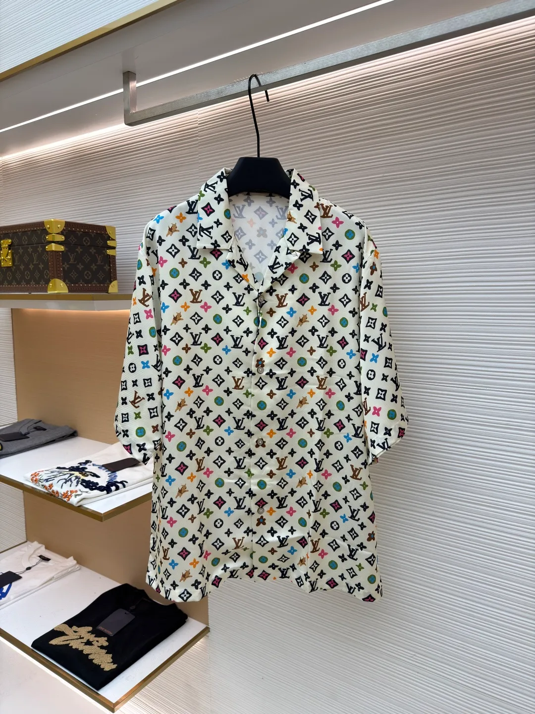LOUIS VUITTON Tyler co-branded printed shirt ●Original version: Purchased and developed for 14600 ●Item number: 1681497-A85 ●Fabric: Tencel double-sided twill satin fabric ●Technology: Printing ●Color: Color ●Version: Fitted version ●Weight: about 240 grams ●Size: XS-S-M-L ●Description: The fabric is made of Tencel double-sided twill satin, active digital direct printing technology, imported environmentally friendly biodegradable penetrating ink printing, Y-plate pattern design is scanned, high-definition detailed drawings are drawn with hand-made electronic pens, and the letter edge color penetration effects are all available. The pattern is cut from a piece of cloth, the front panel is restored, and all the letters on the front and back cuffs are positioned as the starting position. Positioning letters are taken from both sides of the collar corner. Bronze material hand-stitched buttons are molded and inlaid with natural shells and white butterfly engraved buttons on the inside. The overall wiring is straight and delicate, the fabric is comfortable and soft, and the color is consistent without color difference. It can be matched with the same style to create a fashionable look and control various occasions. Customized accessories, complete with three standards, same style for men and women!